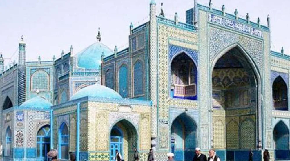 بعض المارة يتفقدون المسجد الأزرق في مزار شريف الاثنين (غيتي)