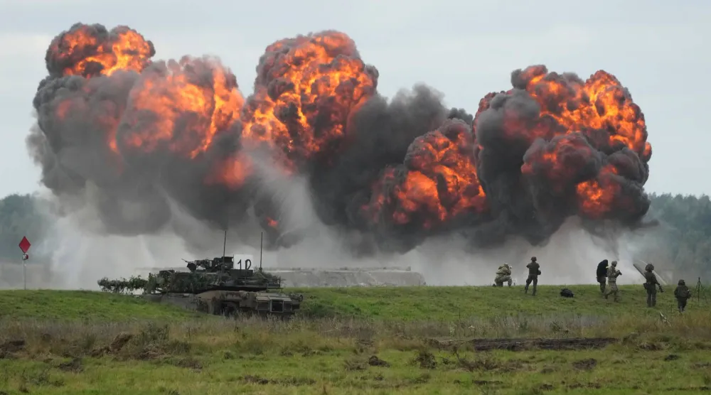 دخان يتصاعد خلال مناورات عسكرية في أورزيسز ببولندا... 17 سبتمبر 2025 (أ.ب)