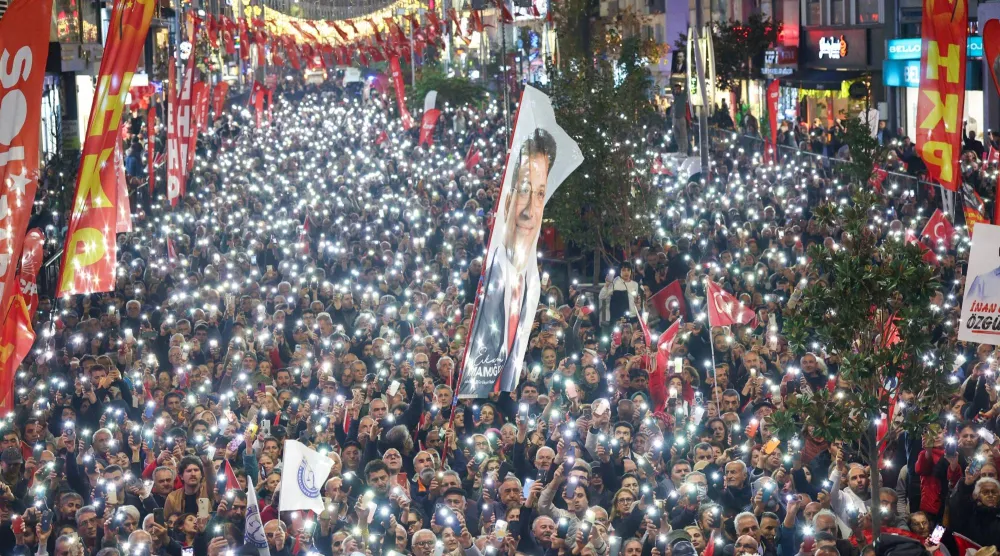 مشاركون في تجمع لحزب «الشعب الجمهوري» في إسطنبول يرفعون صورة لإمام أوغلو ليل 5 نوفمبر (حساب الحزب في إكس)