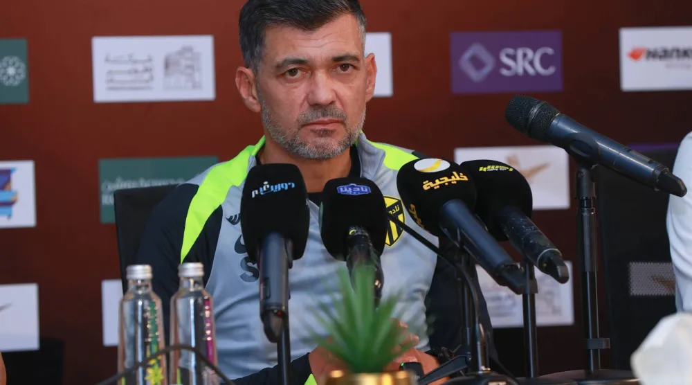 كونسيساو المدير الفني لفريق كرة القدم بنادي الاتحاد (تصوير: عدنان مهدلي) 