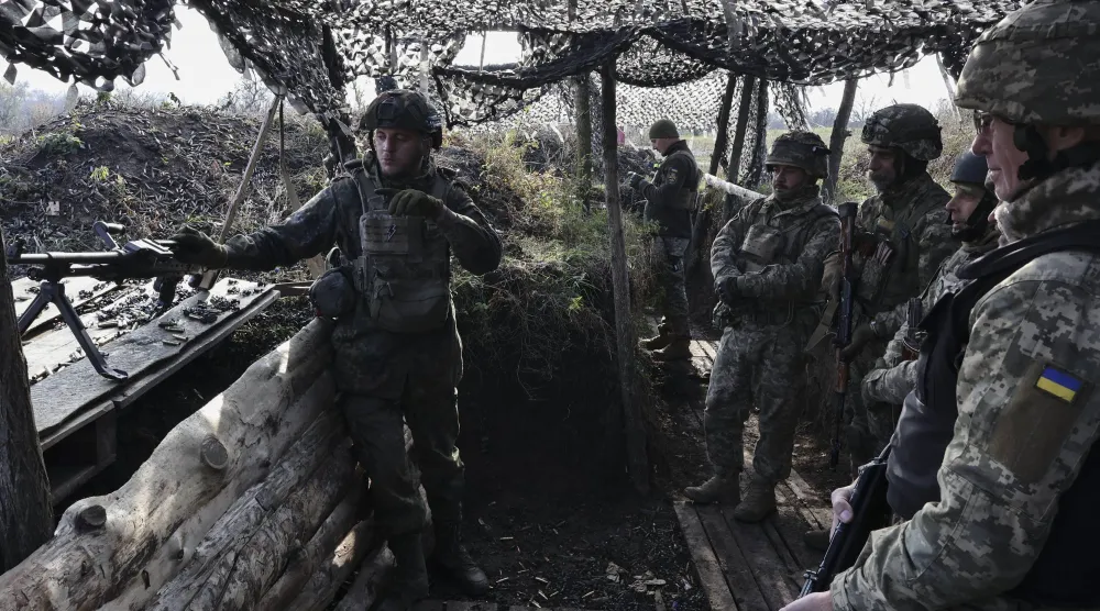 حكومة جنوب أفريقيا تحقق في كيفية انضمام 17 من مواطنيها إلى قوات المرتزقة المشاركة بالصراع بين روسيا وأوكرانيا (إ.ب.أ)