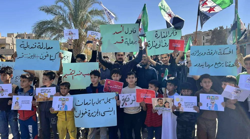 مظاهرة في مدينة دير الزور ضد «قسد» يوم الجمعة الماضي (وسائل التواصل الاجتماعي)