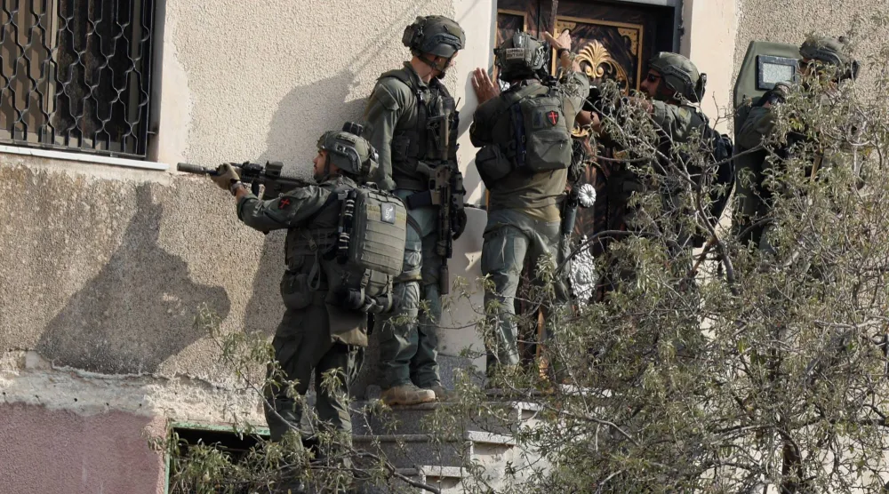 جنود إسرائيليون أثناء مداهمة في طمون قرب طوباس بالضفة الغربية المحتلة 4 نوفمبر 2025 (رويترز)