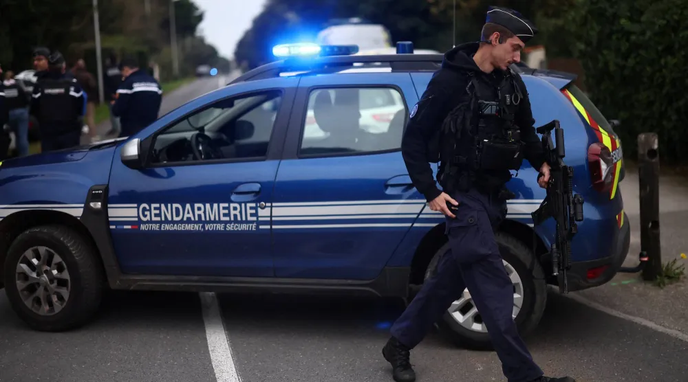 رجال شرطة يغلقون أحد الشوارع لتفتيش منزل الفرنسي منفذ عملية الدهس في جزيرة أوليرون الفرنسية السياحية (رويترز)