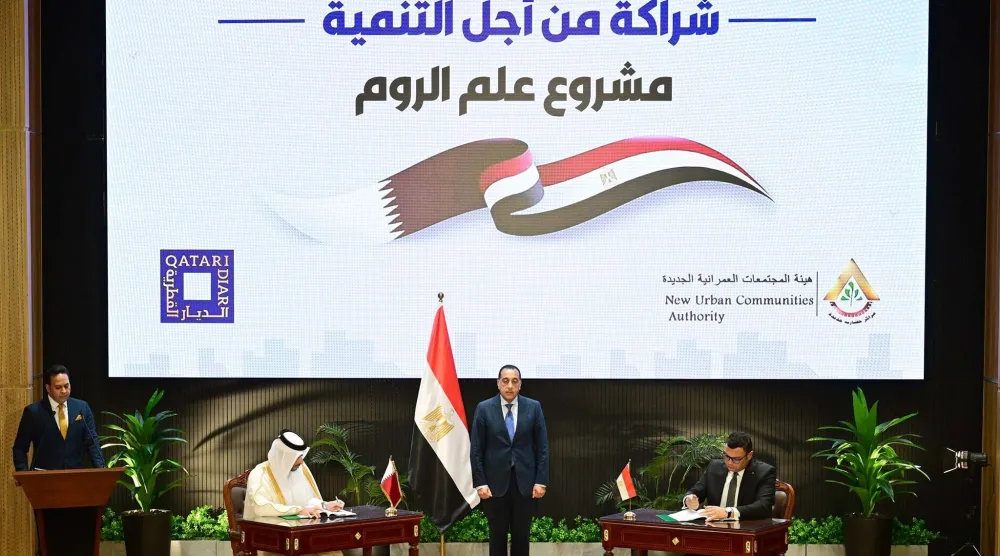 وزير الإسكان المصري ووزير البلدية القطري يوقعان اتفاق علم الروم بحضور رئيس الوزراء المصري (مجلس الوزراء المصري)
