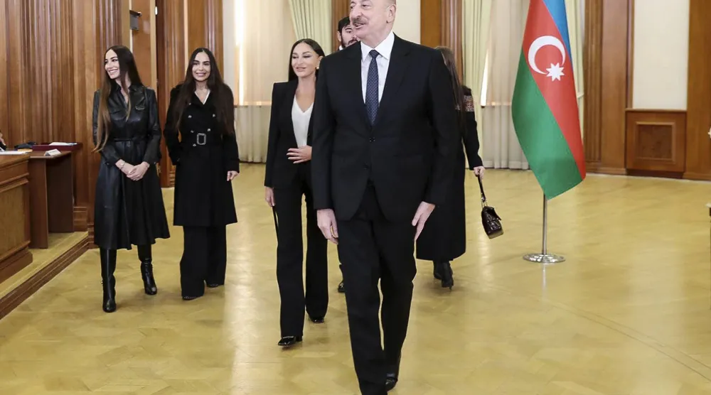 رئيس أذربيجان إلهام علييف بعد الإدلاء بصوته في باكو 7 فبراير الحالي (أ.ب)