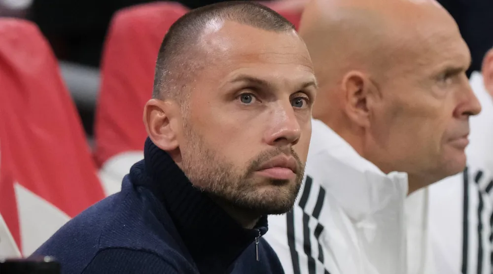 جون هيتينغا مدرب أياكس أمستردام (أ.ب)