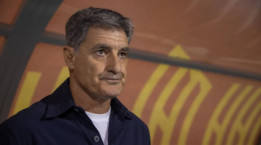 الإسباني ميشيل غونزاليس مدرب فريق القادسية (تصوير: عيسى الدبيسي) 