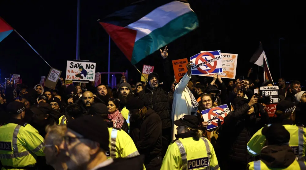 عناصر الشرطة يؤمّنون تظاهرة مؤيدة لفلسطين خارج ملعب «فيلا بارك» (أ.ف.ب)