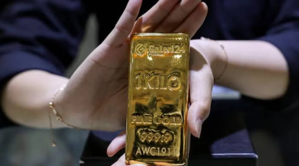 موظف يعرض سبيكة ذهبية بمعرض «24 للمجوهرات والذهب» في جاكرتا - إندونيسيا (رويترز)