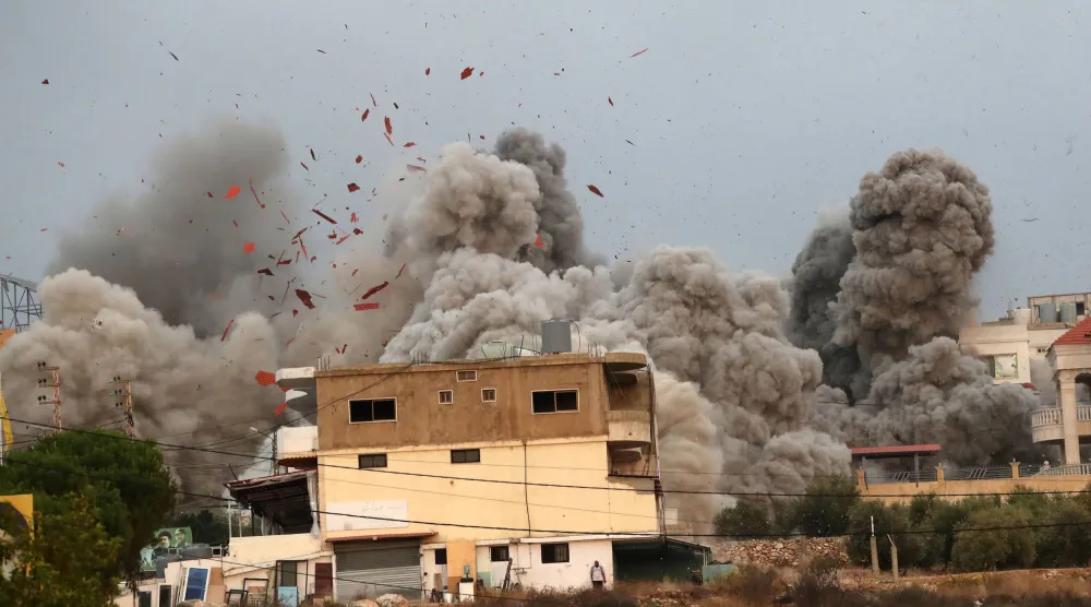 الدخان يتصاعد بعد غارة جوية إسرائيلية على بلدة طيردبا في جنوب لبنان أمس (إ.ب.أ)