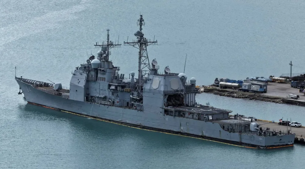 الطراد الصاروخي الموجّه الأميركي «يو إس إس غيتيسبيرغ» راسٍ في ميناء بونس - بورتوريكو 4 نوفمبر 2025 (رويترز)