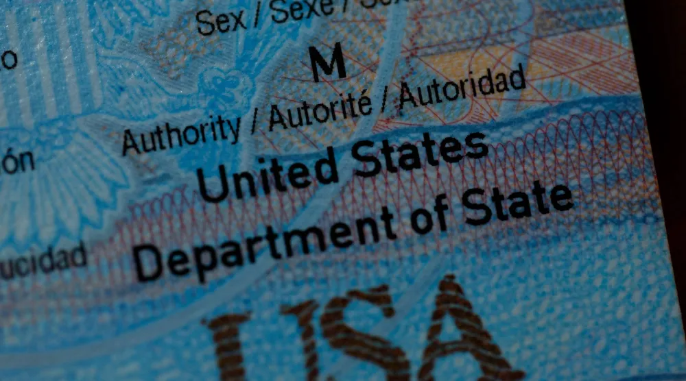 صورة تظهر مؤشر جنس «ذكر» على جواز سفر أميركي في 6 نوفمبر 2025 بسان أنسلمو بولاية كاليفورنيا الأميركية (أ.ف.ب)