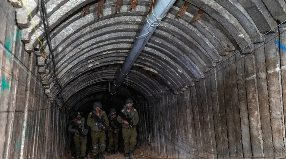 İsrail askerleri, Gazze Şeridi'nin kuzeyinde Hamas tarafından inşa edilen bir tünelden geçiyor... 15 Aralık 2023 (Reuters)