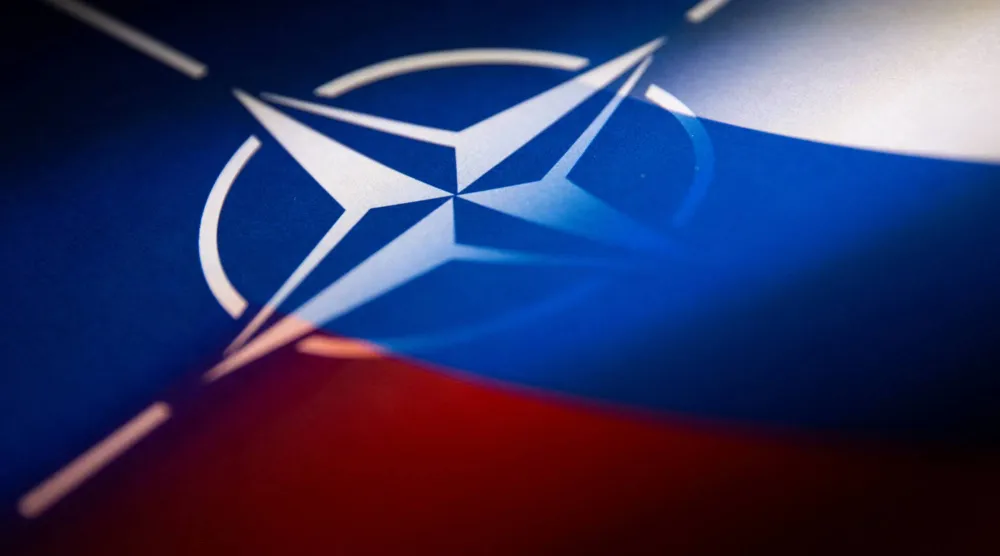 صورة مدمجة تجمع علمي «الناتو» وروسيا (رويترز)