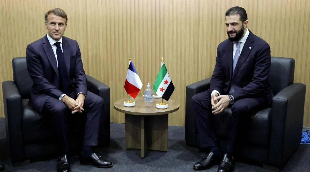 الرئيس الفرنسي إيمانويل ماكرون (يسار) يلتقي نظيره السوري أحمد الشرع في البرازيل (أ.ف.ب)