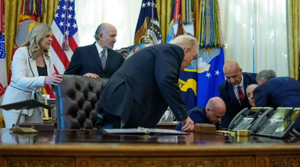 رجل يغمى عليه (الثاني يميناً) بينما يلقي الرئيس الأميركي دونالد ترمب كلمة في المكتب البيضاوي للبيت الأبيض في العاصمة واشنطن... 6 نوفمبر 2025 (إ.ب.أ)