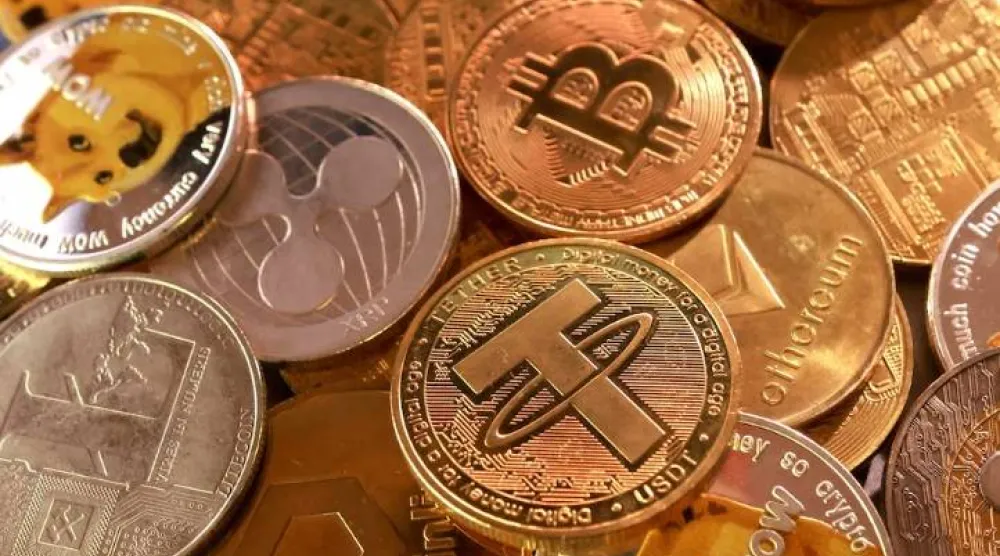 تمثيل للعملات المشفرة في رسم توضيحي (رويترز)