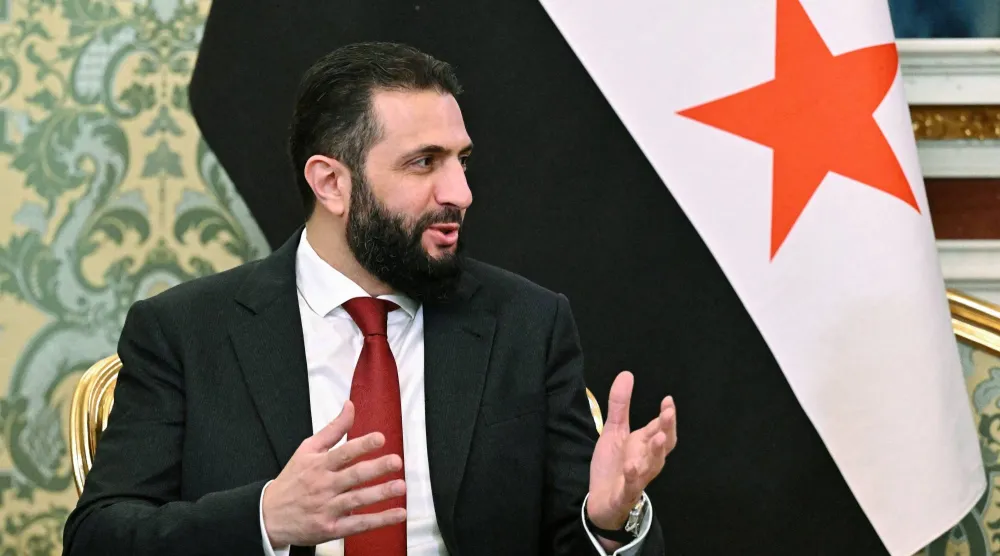 الرئيس السوري أحمد الشرع يتحدث خلال اجتماع مع الرئيس الروسي فلاديمير بوتين في موسكو... 15 أكتوبر 2025 (رويترز)