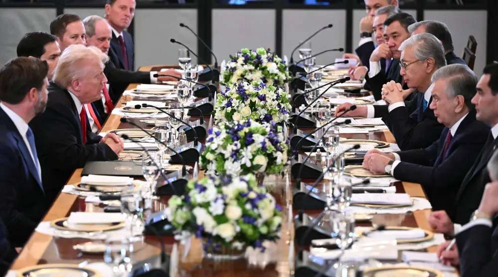 دونالد ترمب يتحدث خلال عشاء مع قادة آسيا الوسطى في الغرفة الشرقية بالبيت الأبيض (أ.ف.ب)