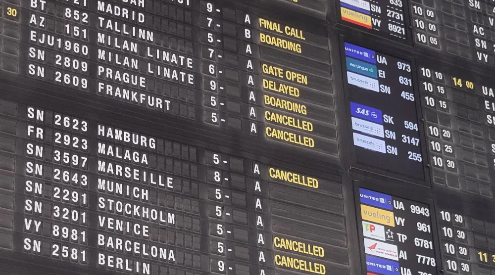 لوحة معلومات الرحلات الجوية تعرض الرحلات الملغاة والمتأخرة في مطار بروكسل في زافينتيم... بلجيكا 5 نوفمبر 2025 (أ.ف.ب)
