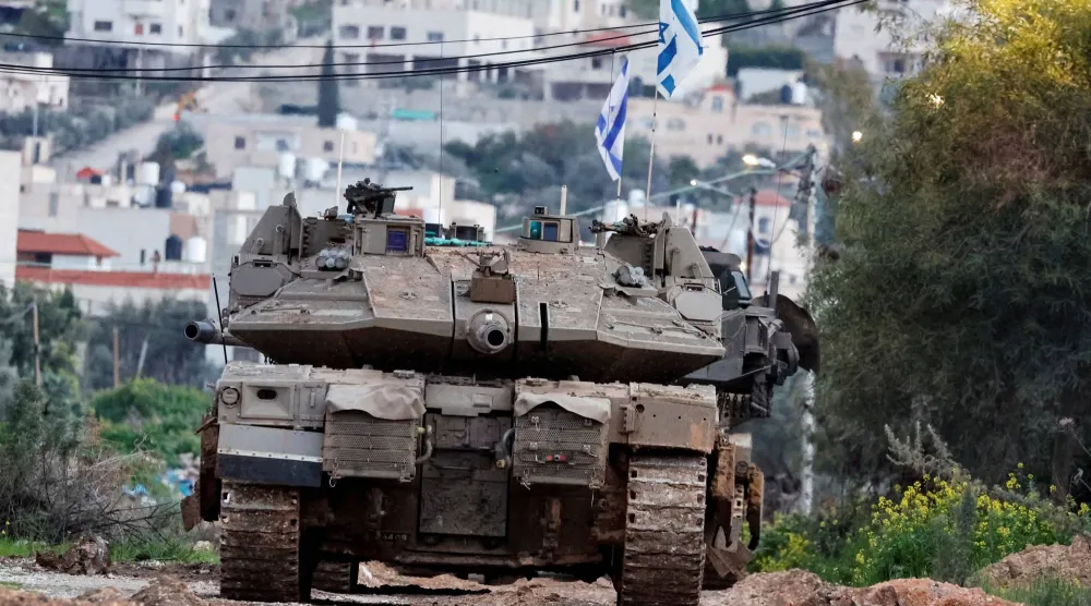 دبابة إسرائيلية في جنين بالضفة الغربية في 23 فبراير 2025 (رويترز)