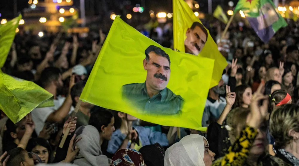 مظاهرة في القامشلي في 27 فبراير الماضي ابتهاجاً بدعوة زعيم حزب العمال الكردستاني عبد الله أوجلان إلى حل الحزب ونزع أسلحته (أ.ف.ب)