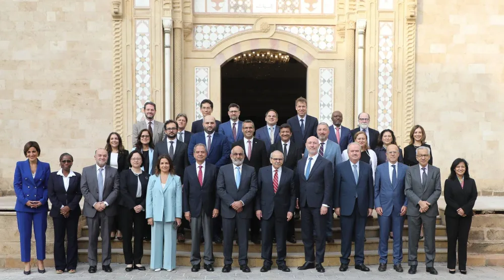 رئيس الحكومة نواف سلام متوسطاً الوزراء ووفد البنك الدولي في السراي الحكومي (رئاسة الحكومة)