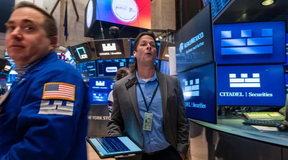 متداولان يعملان في بورصة نيويورك (أ.ف.ب)