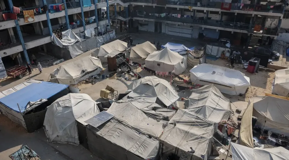 Gazze şehrinin er-Rimal semtinde, sığınağa dönüştürülen bir okulda yer alan, yerinden edilmiş Filistinliler için kurulan kampın genel görünümü (AFP)