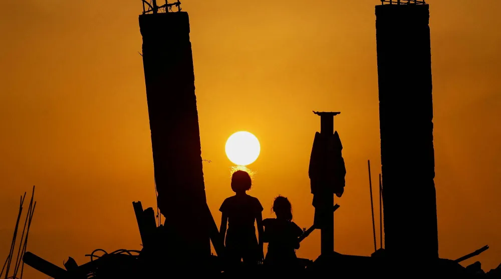 أطفال فلسطينيون وسط الأنقاض في جباليا بشمال قطاع غزة (رويترز)