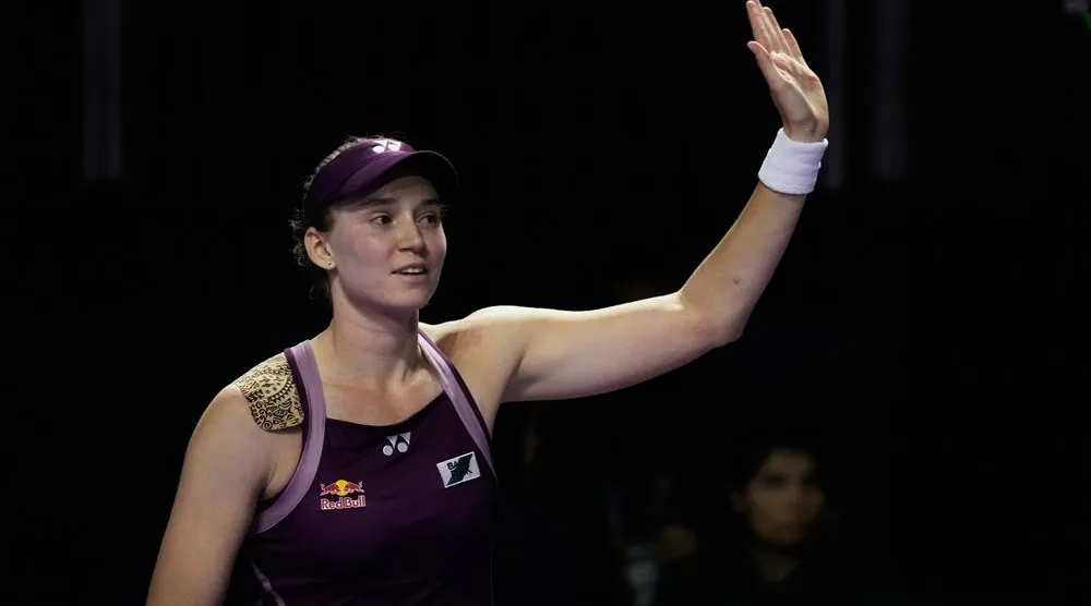  Elena Rybakina of Kazakhstan acknowledges the applause from the crowd after her win against Jessica Pegula of the United States in the women's singles semifinal match at the WTA tennis finals in Riyadh, Saudi Arabia, Friday, Nov. 7, 2025. (AP) 