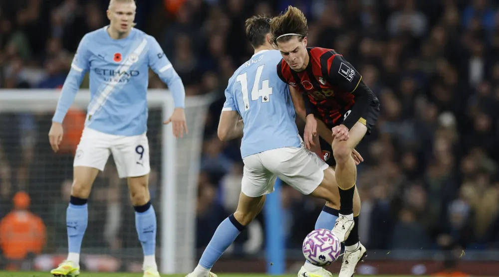 أليكس سكوت (يمين) في مباراة بورنموث ومانشستر سيتي (رويترز)