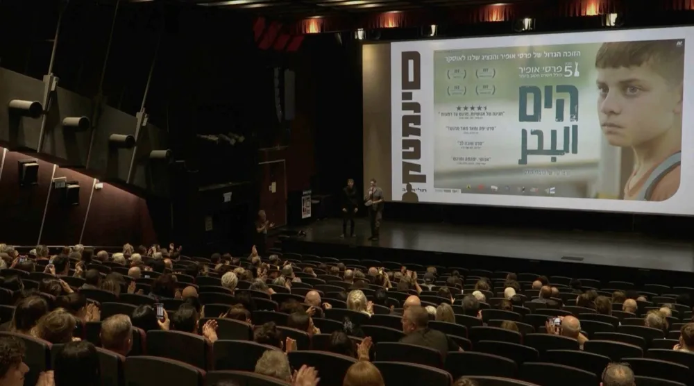 خلال عرض فيلم «البحر» في تل أبيب (رويترز)