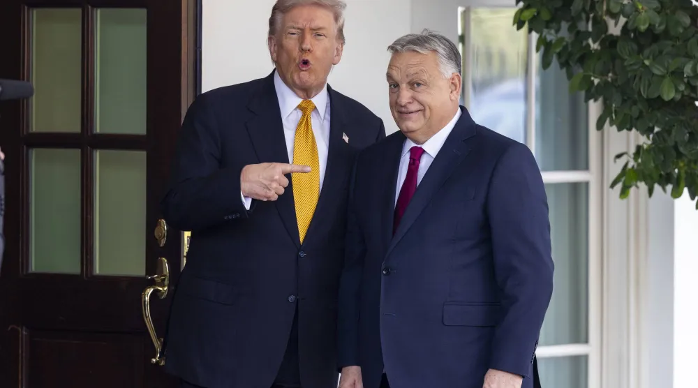 الرئيس الأميركي دونالد ترمب يرحب برئيس الوزراء المجري فيكتور أوربان في البيت الأبيض (إ.ب.أ)