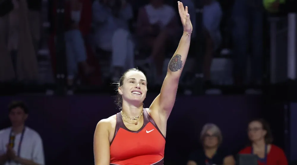 البيلاروسية أرينا سابالينكا تحتفل بفوزها على الأميركية أماندا أنيسيموفا (إ.ب.أ)