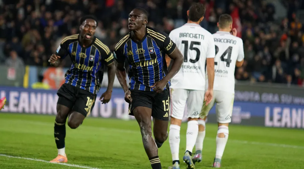 إدريسا توريه لاعب بيزا يحتفل بعد تسجيله هدفًا في شباك كريمونيزي (أ.ب).