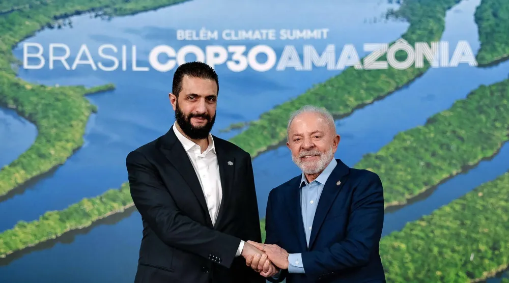 الرئيس السوري أحمد الشرع يلتقي رئيس البرازيل لويز لولا دا سيلفا في مدينة بيليم بولاية بارا على هامش مؤتمر المناخ الأممي (كوب 30) يوم الخميس (الرئاسة البرازيلية - أ.ف.ب)