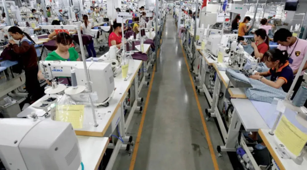 مصنع لتصنيع الملابس في فيتنام (رويترز)