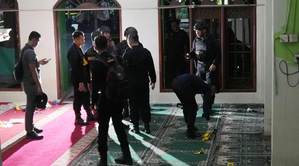 فريق مكافحة القنابل التابع للشرطة الإندونيسية يتفقد المسجد الذي وقعت فيه الانفجارات داخل مجمع مدرسة ثانوية في جاكرتا (أ.ب)