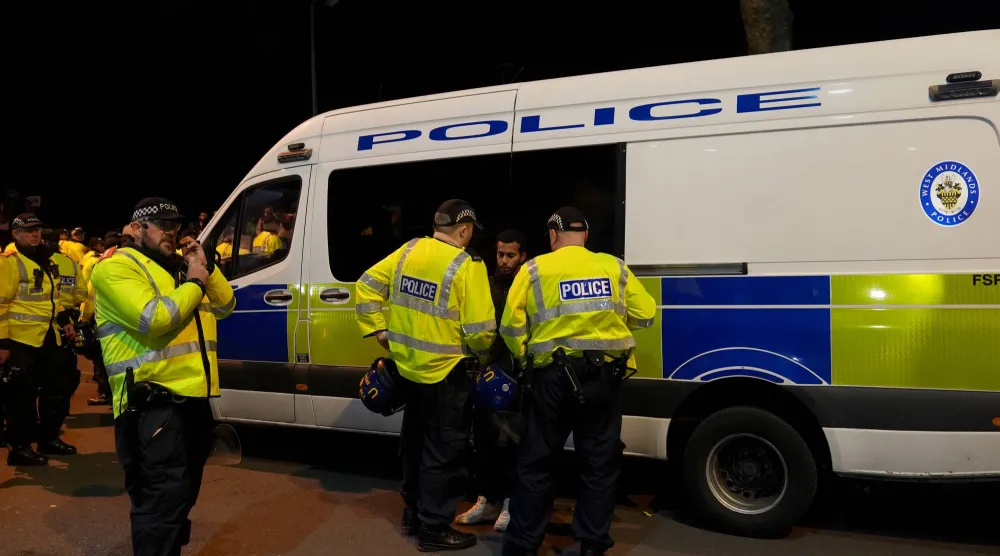 الشرطة البريطانية تعتقل متظاهراً في برمنغهام (د.ب.أ)