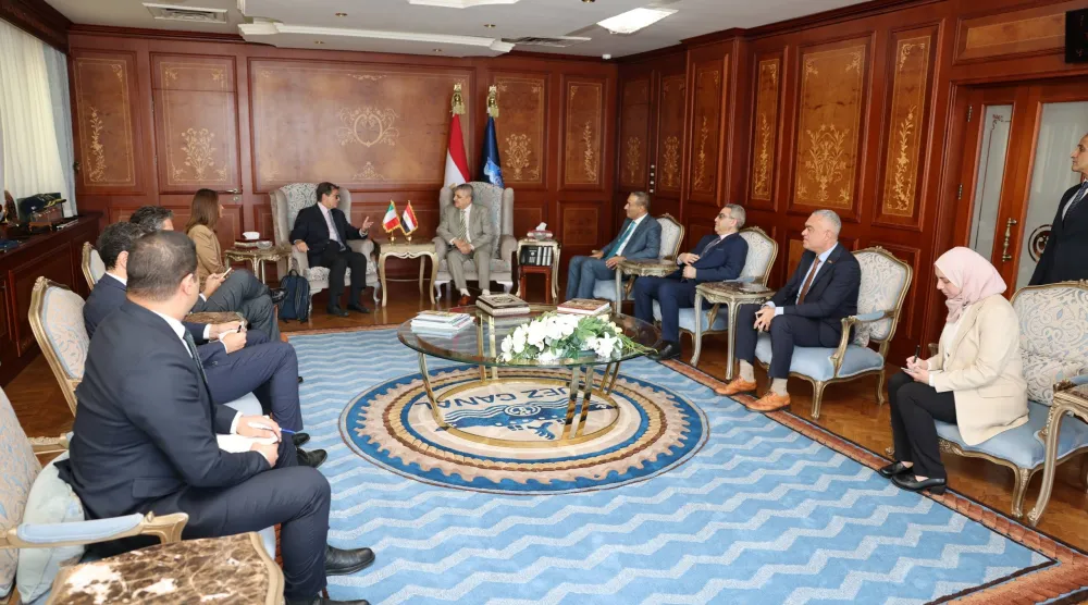 رئيس هيئة قناة السويس خلال استقباله المبعوث الإيطالي لمشروع الممر الاقتصادي الهند - الشرق الأوسط - أوروبا فرانسيسكو تالو (قناة السويس)