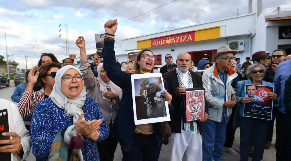 حقوقيون أمام سجن بلي المدني في جنوب شرقي تونس للمطالبة بالإفراج عن الناشط المعتقل جوهر بن مبارك (أ.ف.ب)