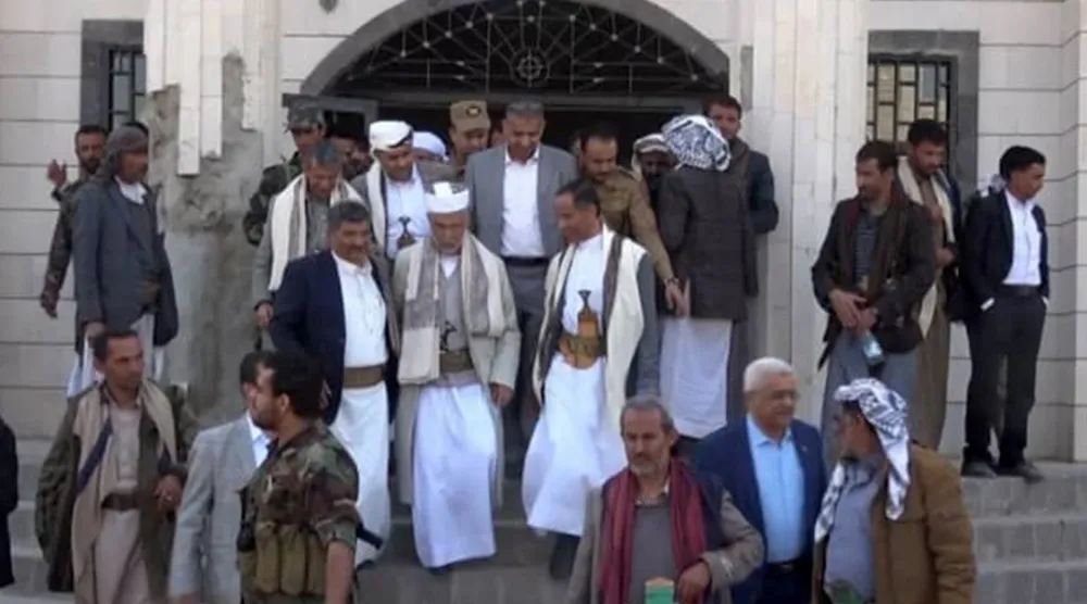 قادة حوثيون في بوابة مبنى مجلس القضاء الأعلى الذي تسيطر عليه الجماعة بصنعاء (إعلام حوثي)
