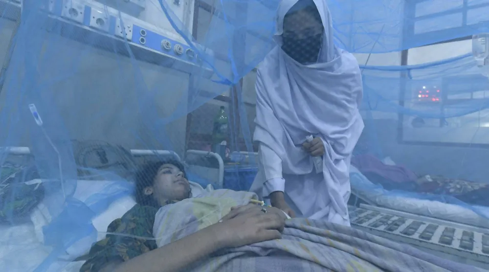 مرضى يعانون من حمى الضنك يتلقون العلاج في المستشفى المدني بكراتشي في باكستان (إ.ب.أ)