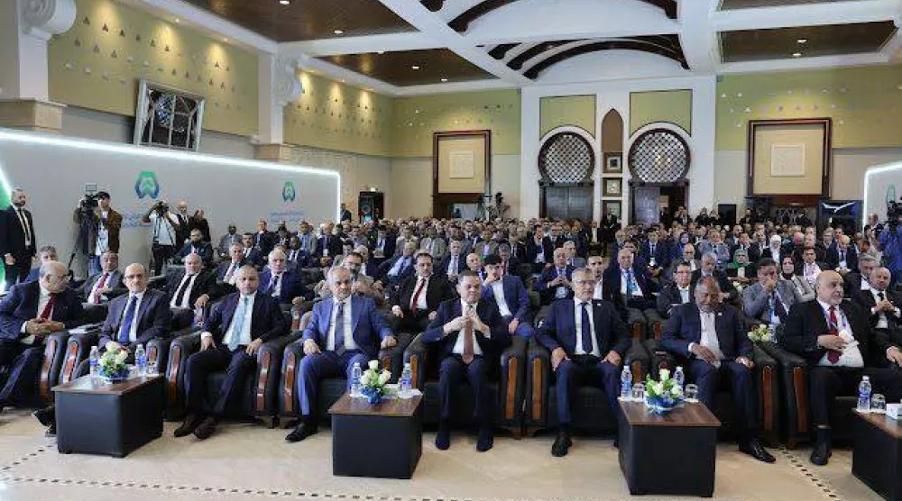 الدبيبة وعيسى يتوسطان وزراء ومسؤولين تابعين لحكومة الوحدة الليبية «المؤقتة» (الوحدة)