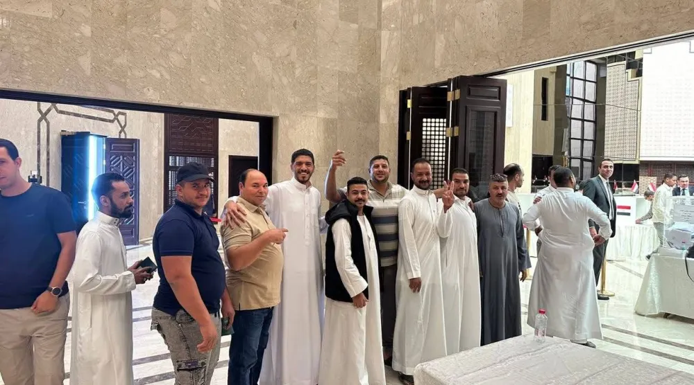 ناخبون مصريون في السعودية قبل الإدلاء بأصواتهم في اليوم الثاني لانتخابات مجلس النواب (تنسيقية شباب الأحزاب)