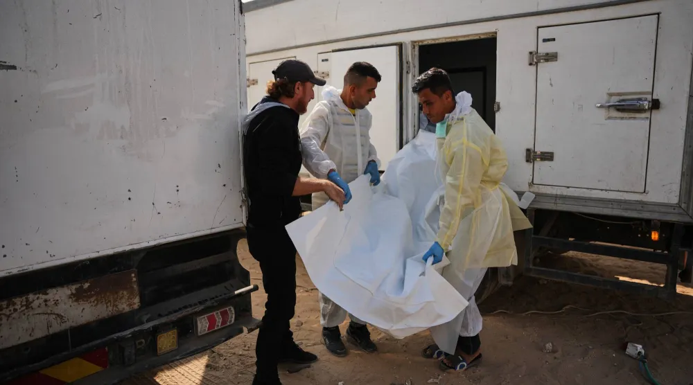 جثث فلسطينيين مجهولي الهوية أعادتها إسرائيل يتم نقلها إلى «مستشفى ناصر» في خان يونس (أ.ب)