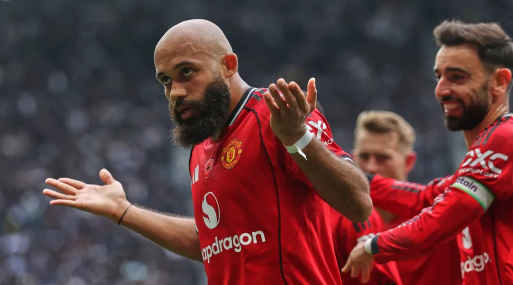 Manchester United's Bryan Mbeumo, centre, celebrates after scoring his side's opening goal during the English Premier League soccer match between Tottenham Hotspur and Manchester United in London, England, Saturday, Nov. 8, 2025. (AP Photo/lan Walton)