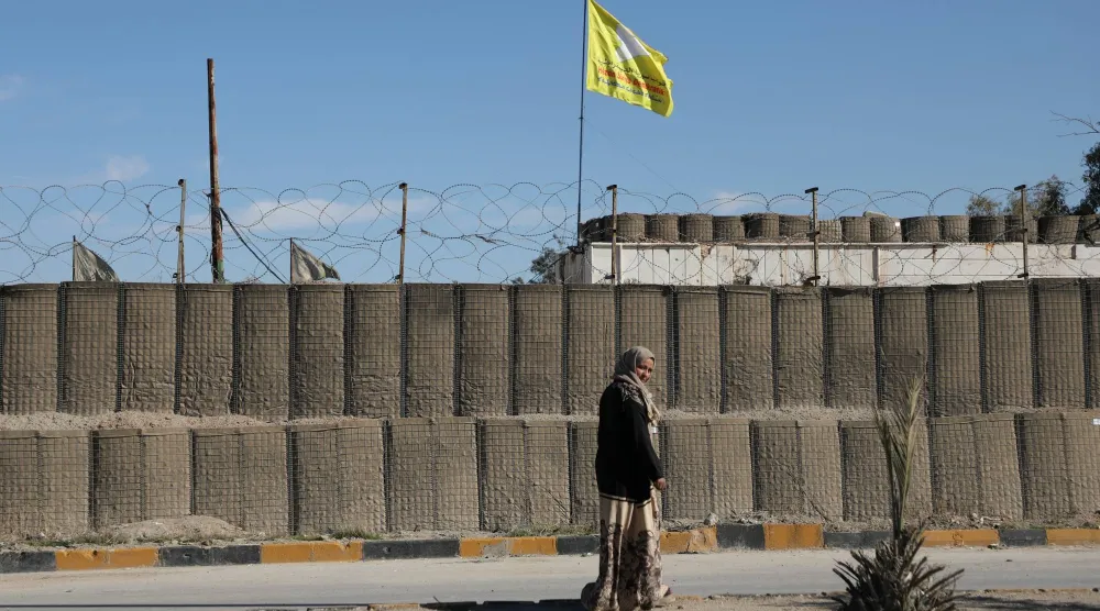 سجن يضم عناصر من «داعش» في القامشلي بالحسكة تحت حراسة قوات «قسد» (رويترز)